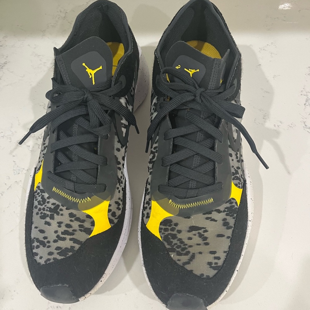 Like new Jordan Tennis Shoes